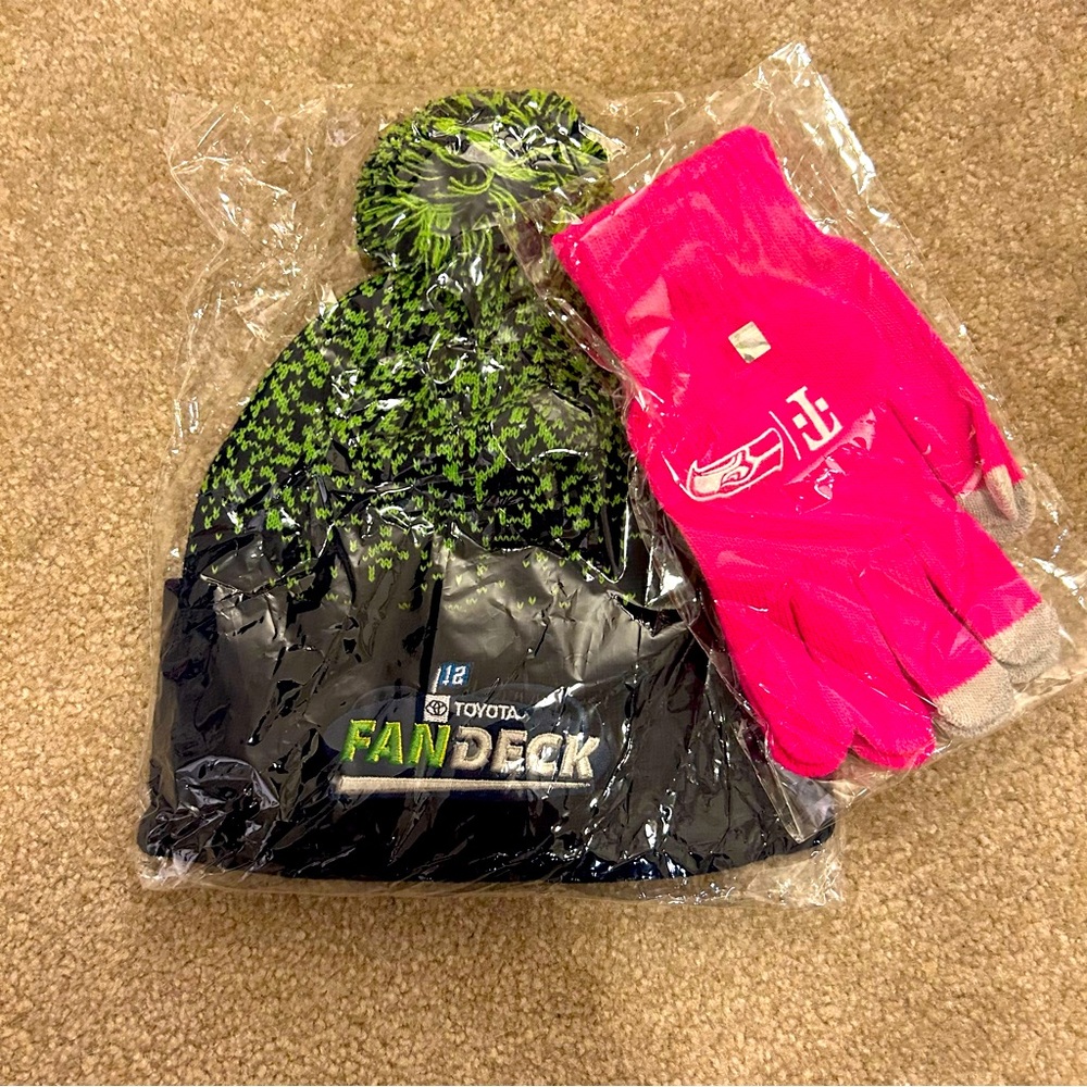 Seattle Seahawks - Go Hawks - Toque & Glove Bundle - NEW in Packaging